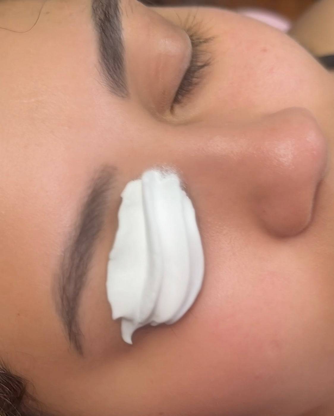 Whipped Cream Lash Cleanser – Espuma de Limpieza Suave y Efectiva 135 ml | Fórmula Profesional | HennovaBrows