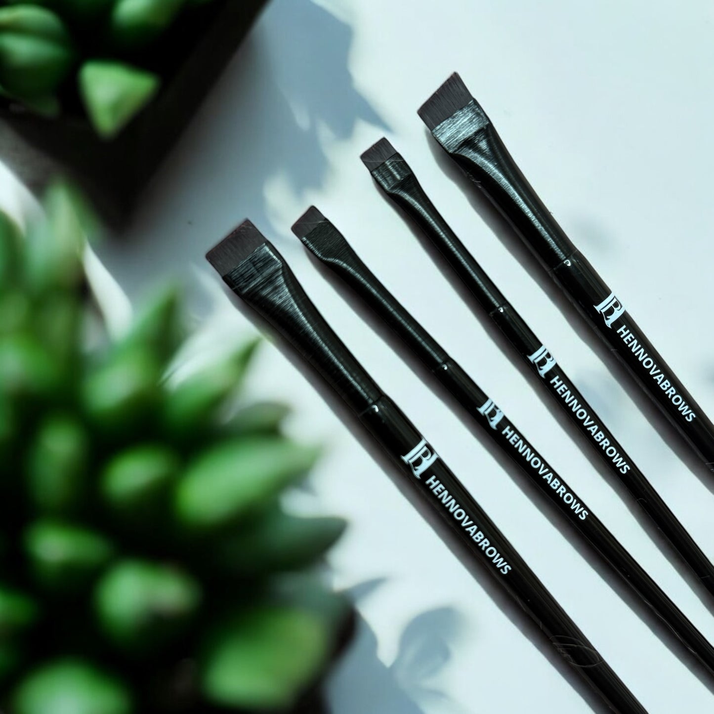EYEBROW SET DE 4 BROCHAS PARA DEFINICION PROFESIONAL HENNOVABROW