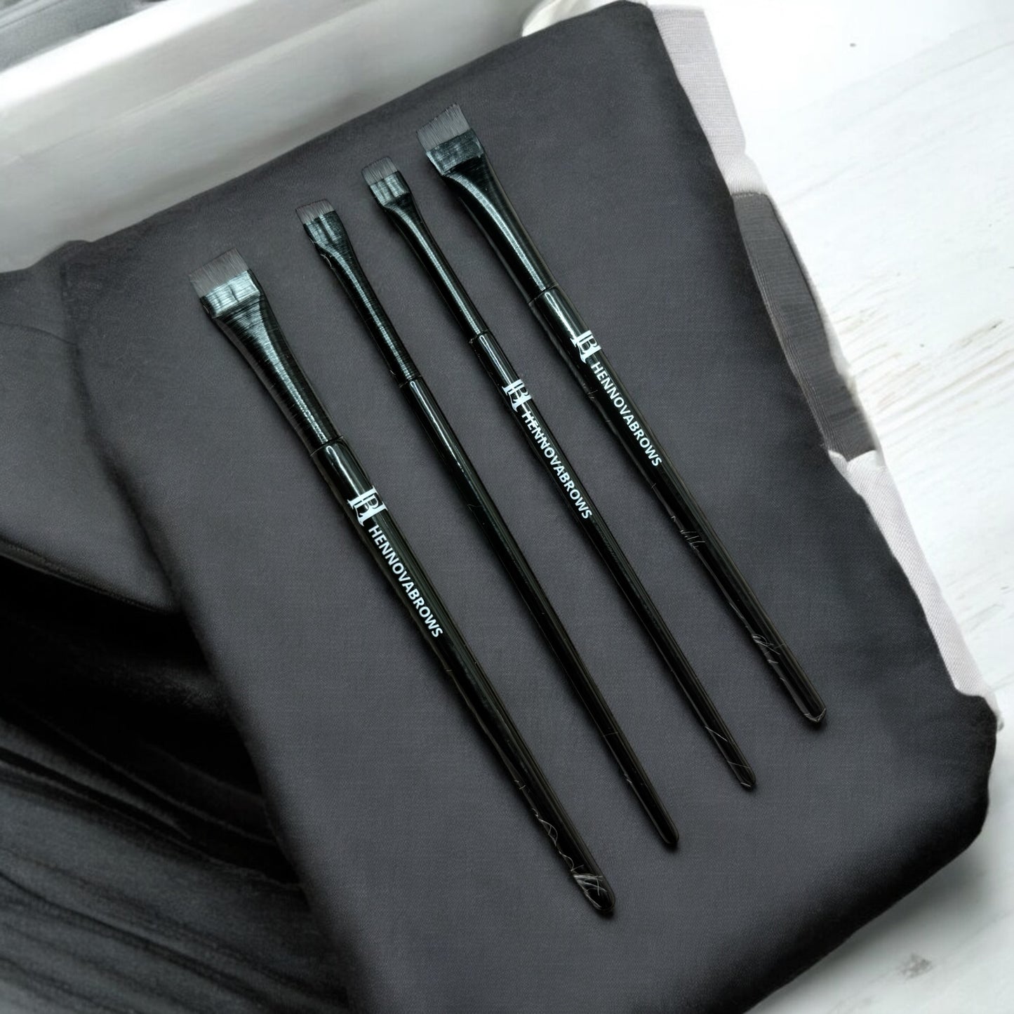 EYEBROW SET DE 4 BROCHAS PARA DEFINICION PROFESIONAL HENNOVABROW