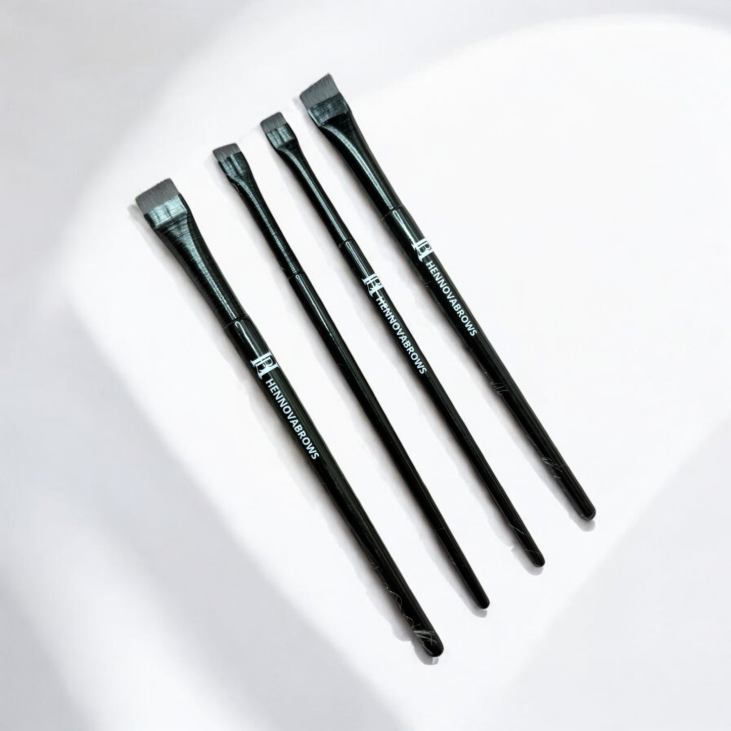 EYEBROW SET DE 4 BROCHAS PARA DEFINICION PROFESIONAL HENNOVABROW